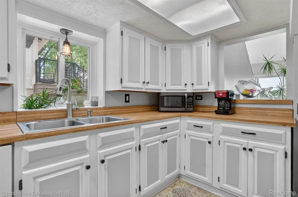10219 Lakeside Drive White Lake Charter Township MI 48386