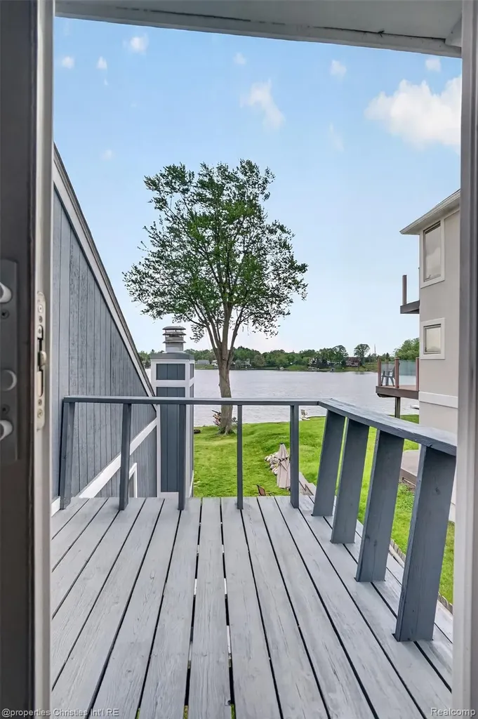 10219 Lakeside Drive White Lake Charter Township MI 48386