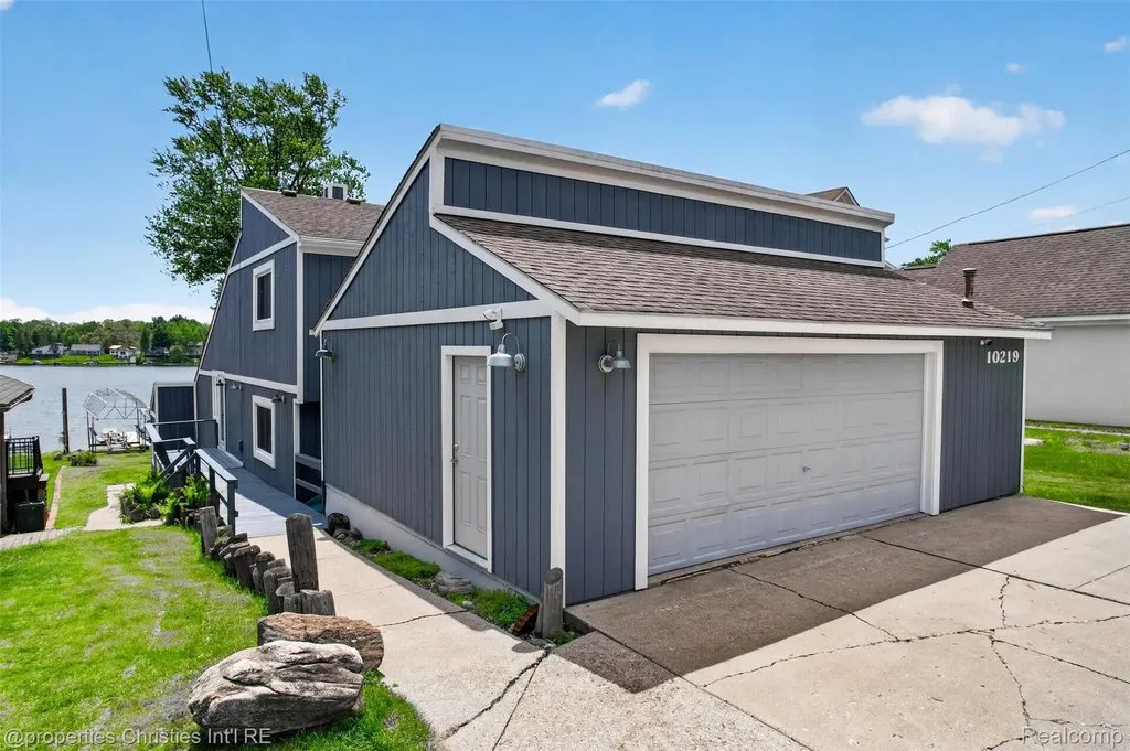 10219 Lakeside Drive White Lake Charter Township MI 48386