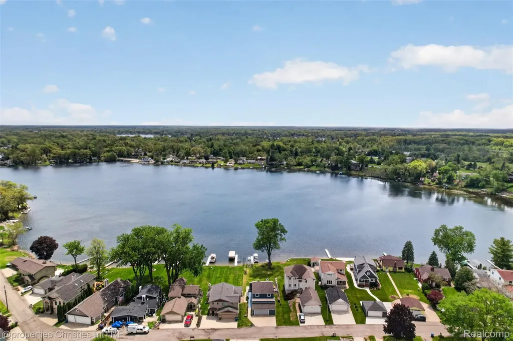 10219 Lakeside Drive White Lake Charter Township MI 48386