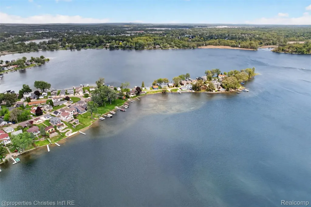 10219 Lakeside Drive White Lake Charter Township MI 48386