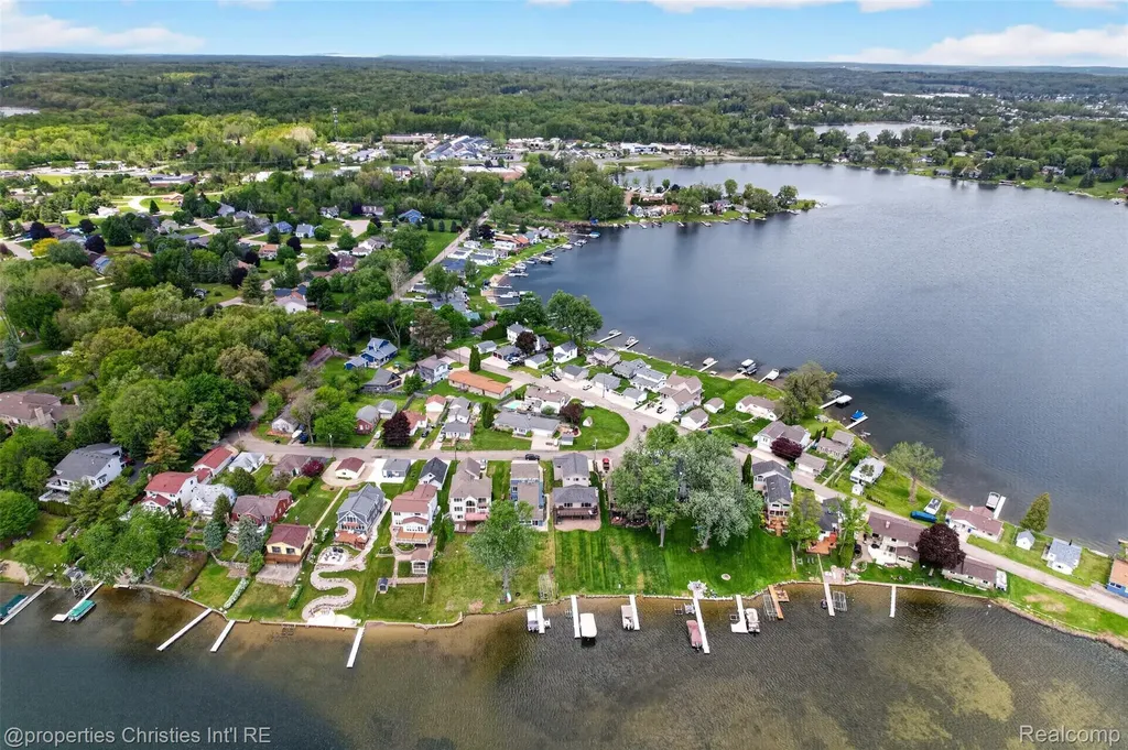 10219 Lakeside Drive White Lake Charter Township MI 48386