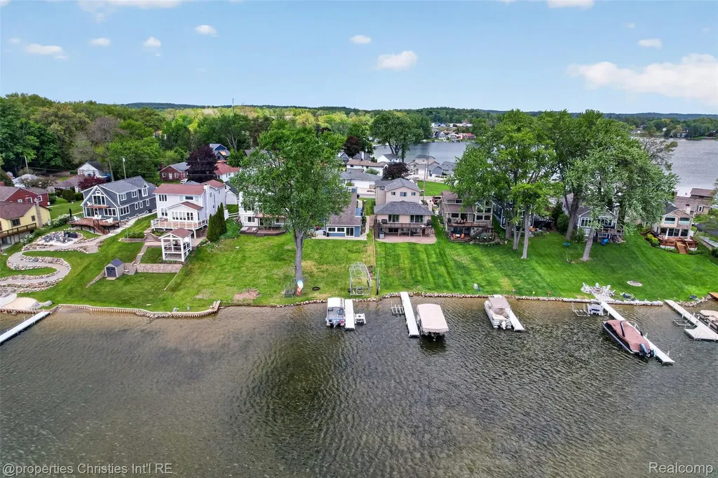 10219 Lakeside Drive White Lake Charter Township MI 48386