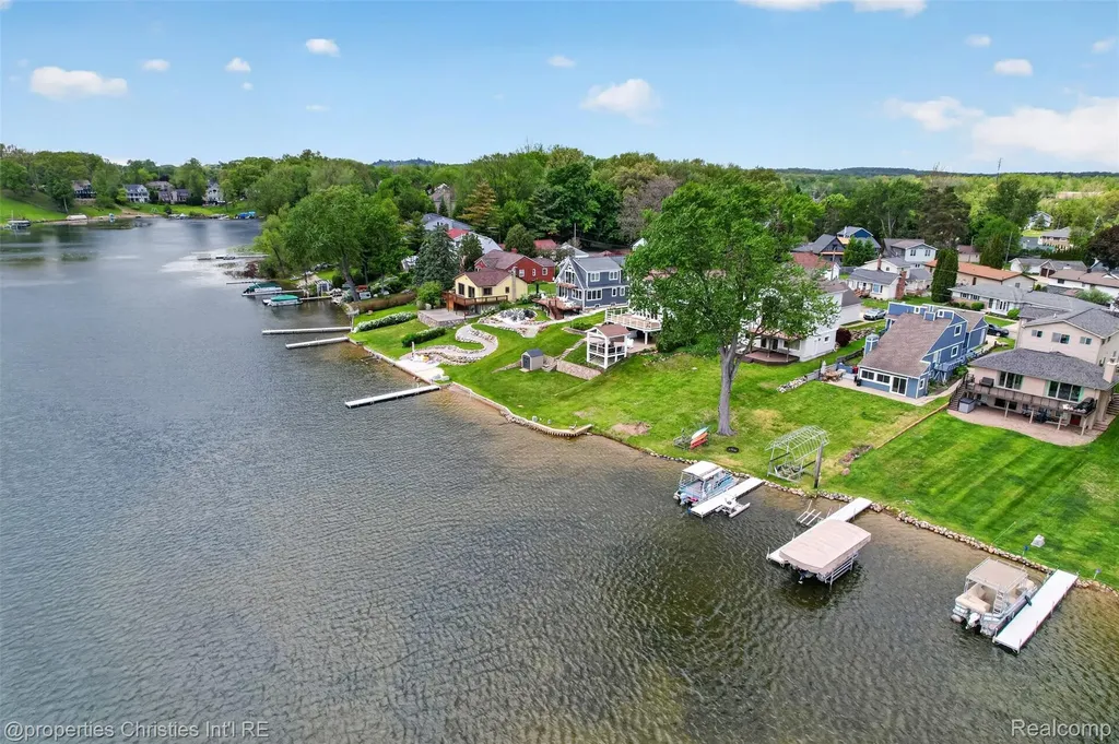 10219 Lakeside Drive White Lake Charter Township MI 48386