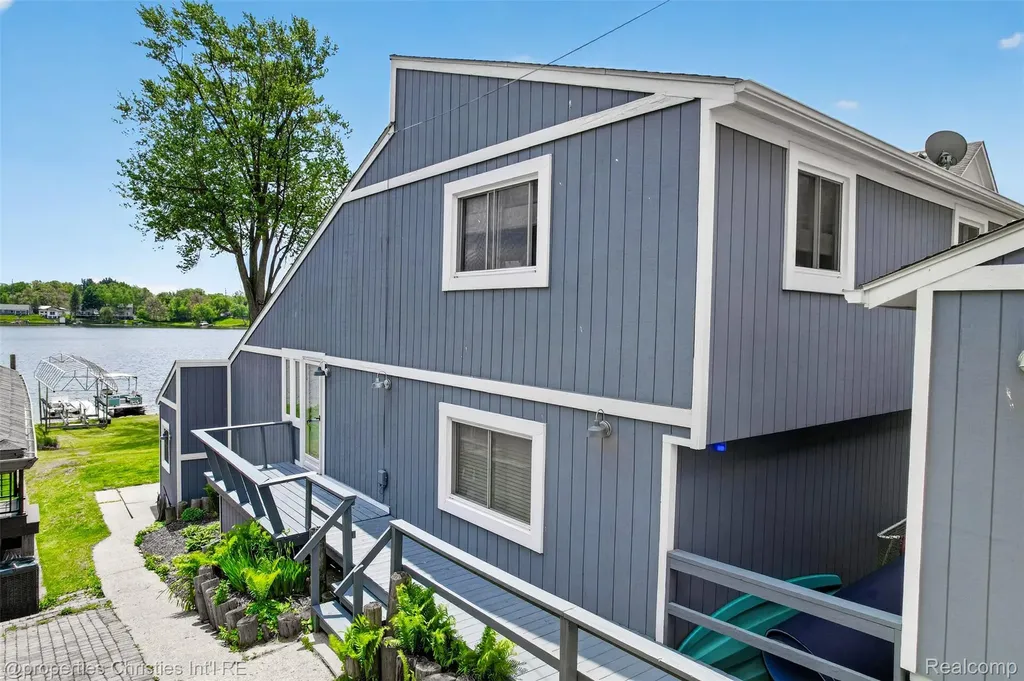 10219 Lakeside Drive White Lake Charter Township MI 48386