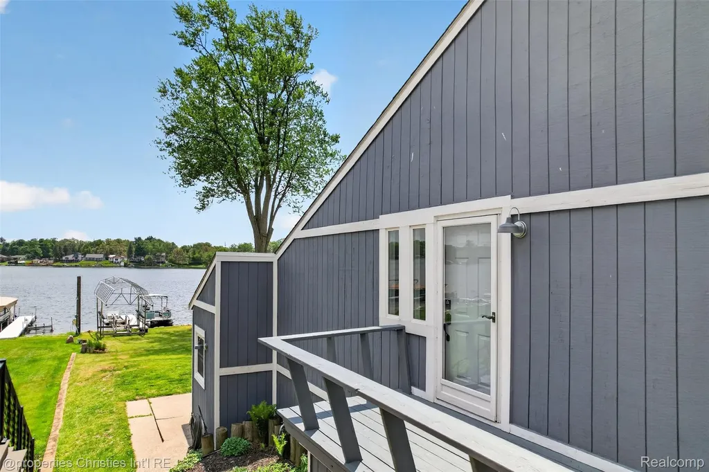 10219 Lakeside Drive White Lake Charter Township MI 48386
