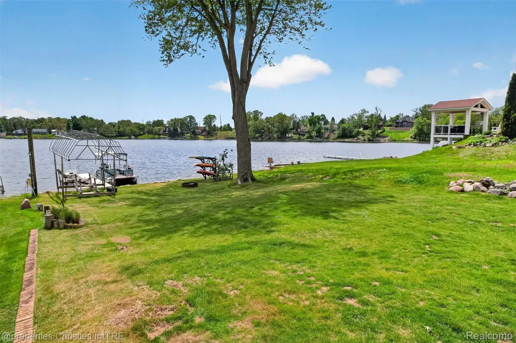 10219 Lakeside Drive White Lake Charter Township MI 48386