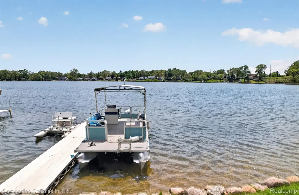 10219 Lakeside Drive White Lake Charter Township MI 48386
