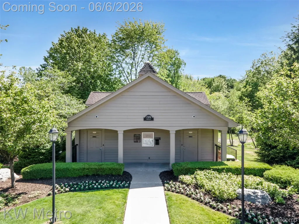 7348 Meadowridge Circle West Bloomfield Charter Township MI 48322
