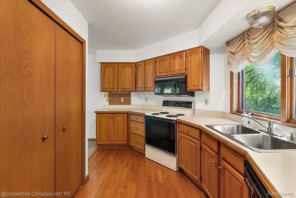 6175 Tripp Road Groveland Township MI 48442