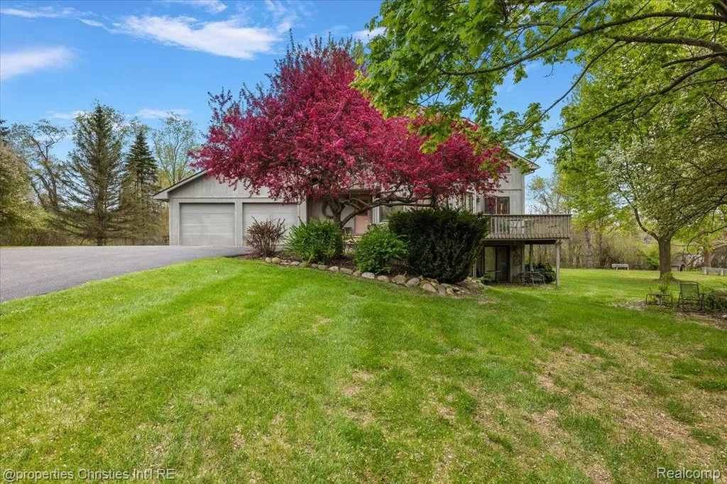 6175 Tripp Road Groveland Township MI 48442