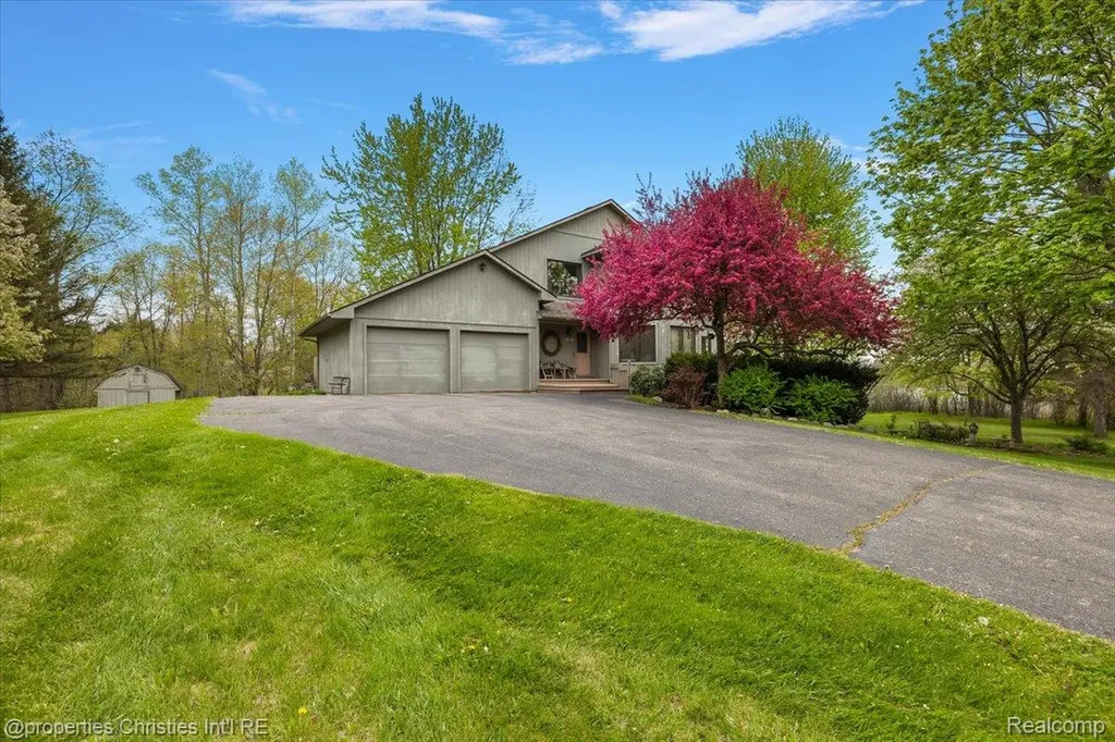 6175 Tripp Road Groveland Township MI 48442