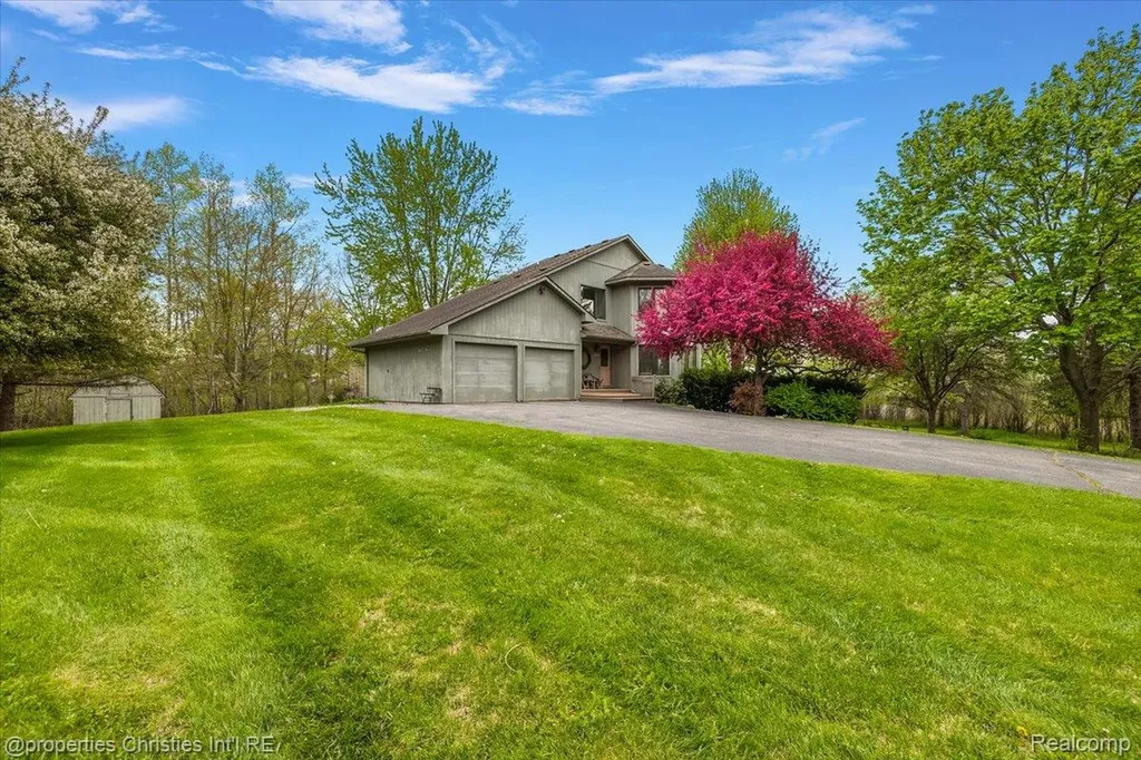 6175 Tripp Road Groveland Township MI 48442