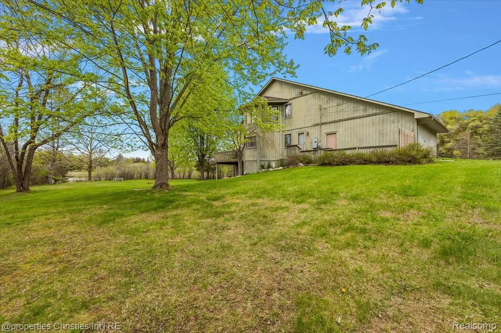 6175 Tripp Road Groveland Township MI 48442