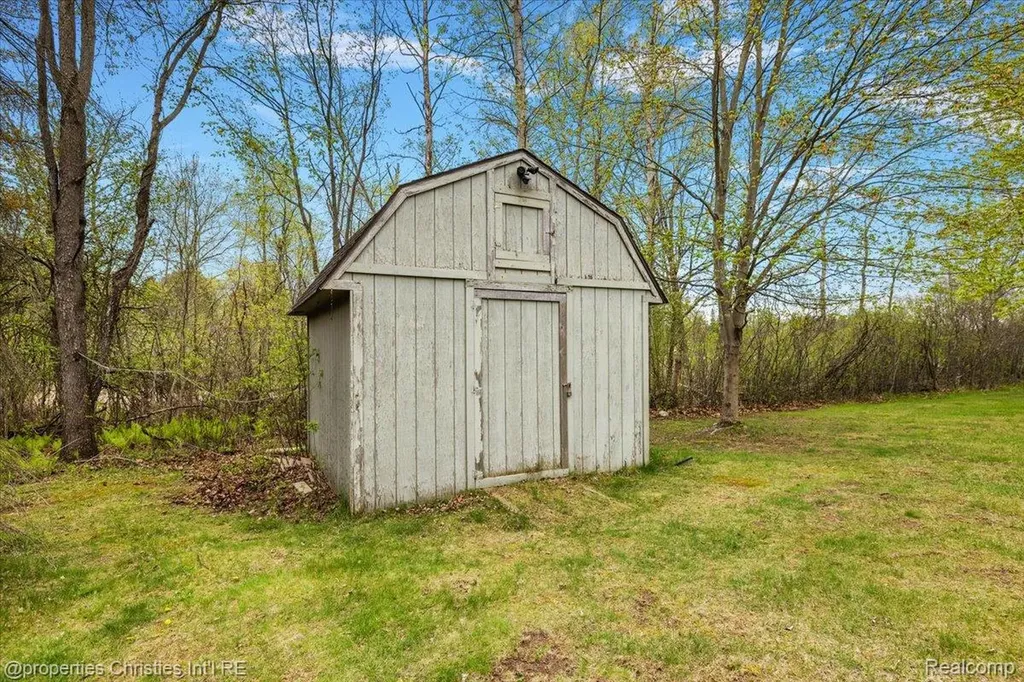 6175 Tripp Road Groveland Township MI 48442