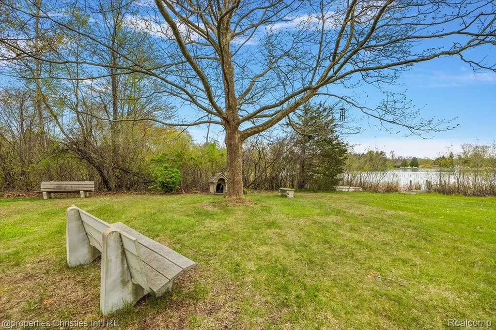 6175 Tripp Road Groveland Township MI 48442