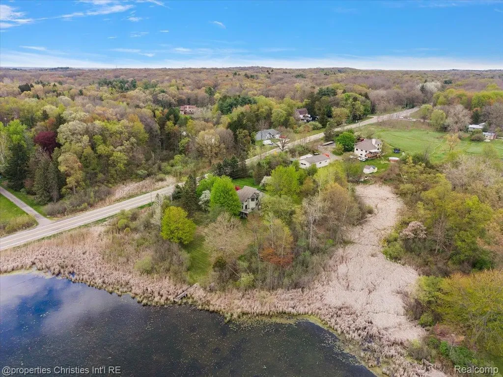6175 Tripp Road Groveland Township MI 48442
