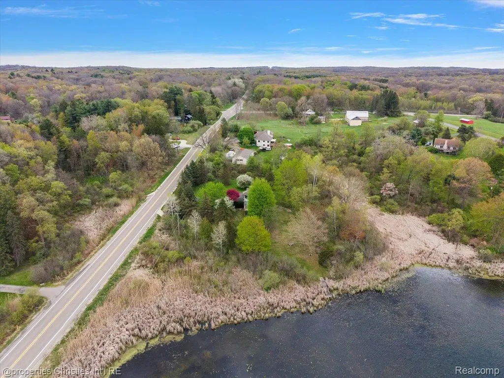 6175 Tripp Road Groveland Township MI 48442