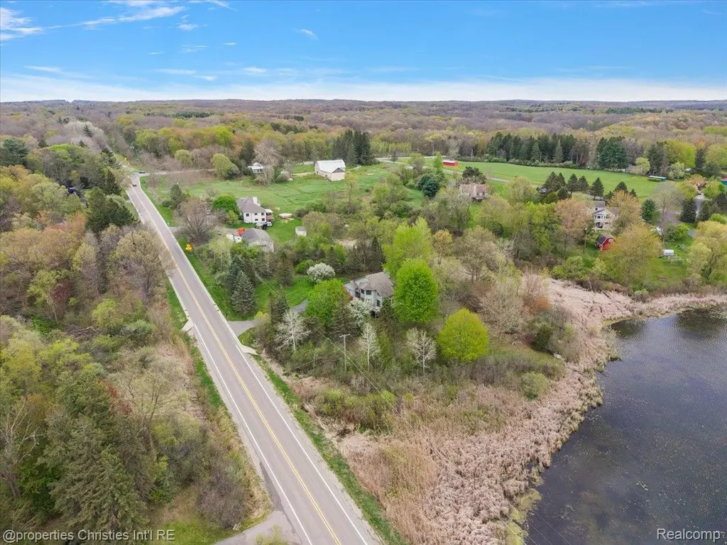 6175 Tripp Road Groveland Township MI 48442
