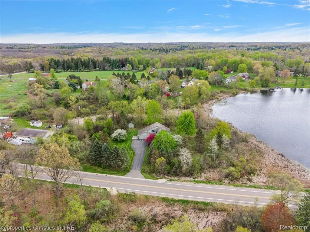 6175 Tripp Road Groveland Township MI 48442