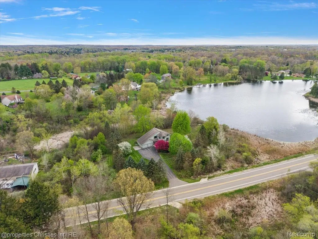 6175 Tripp Road Groveland Township MI 48442