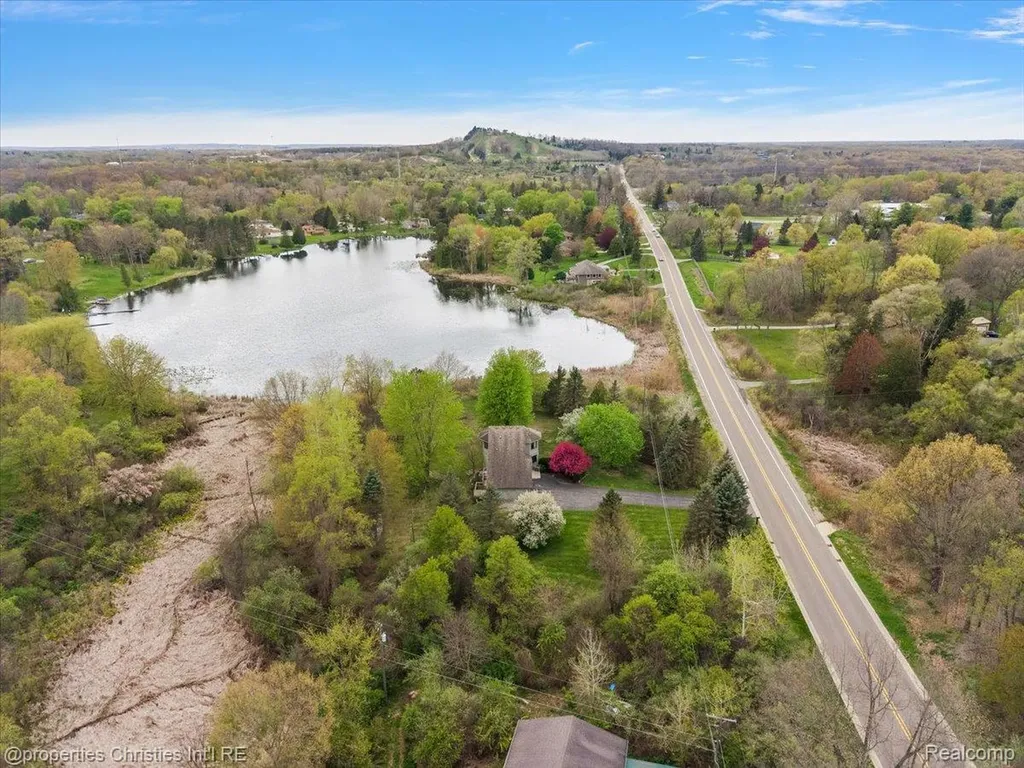 6175 Tripp Road Groveland Township MI 48442