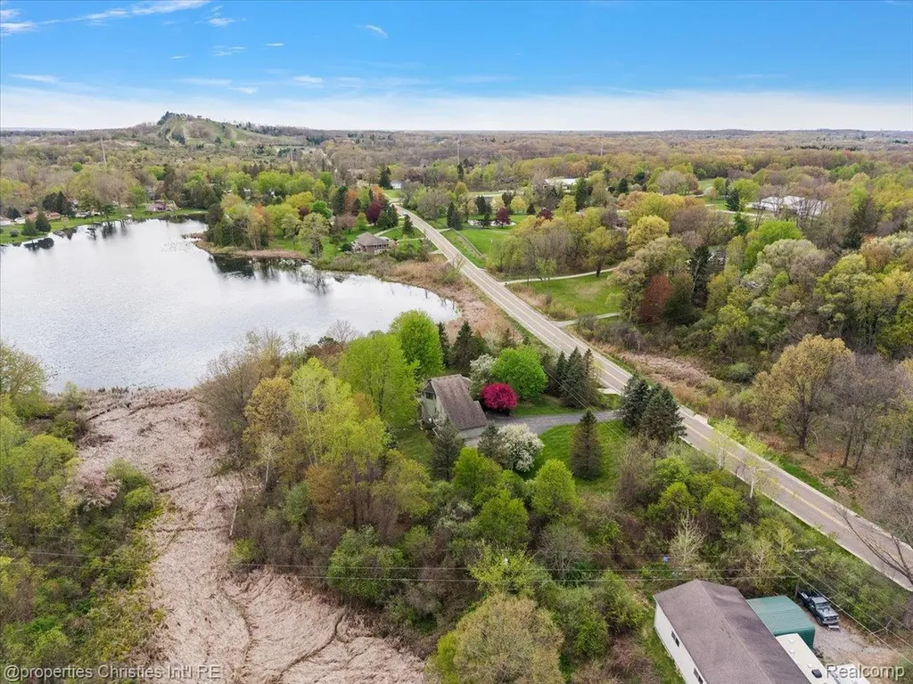 6175 Tripp Road Groveland Township MI 48442