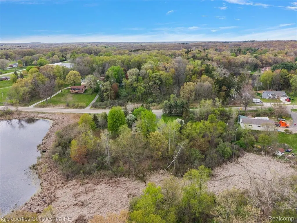 6175 Tripp Road Groveland Township MI 48442