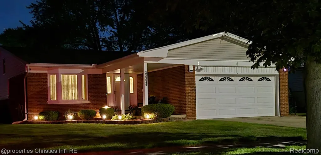 32234 Lancaster Drive Warren City MI 48088