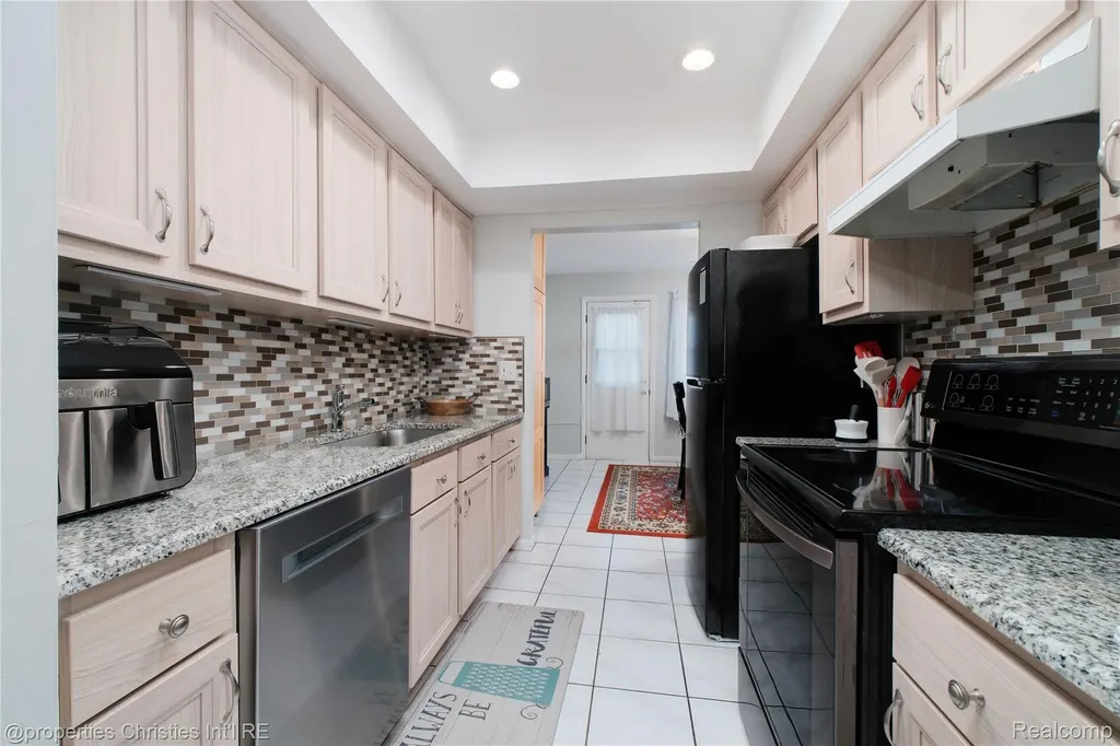 32234 Lancaster Drive Warren City MI 48088
