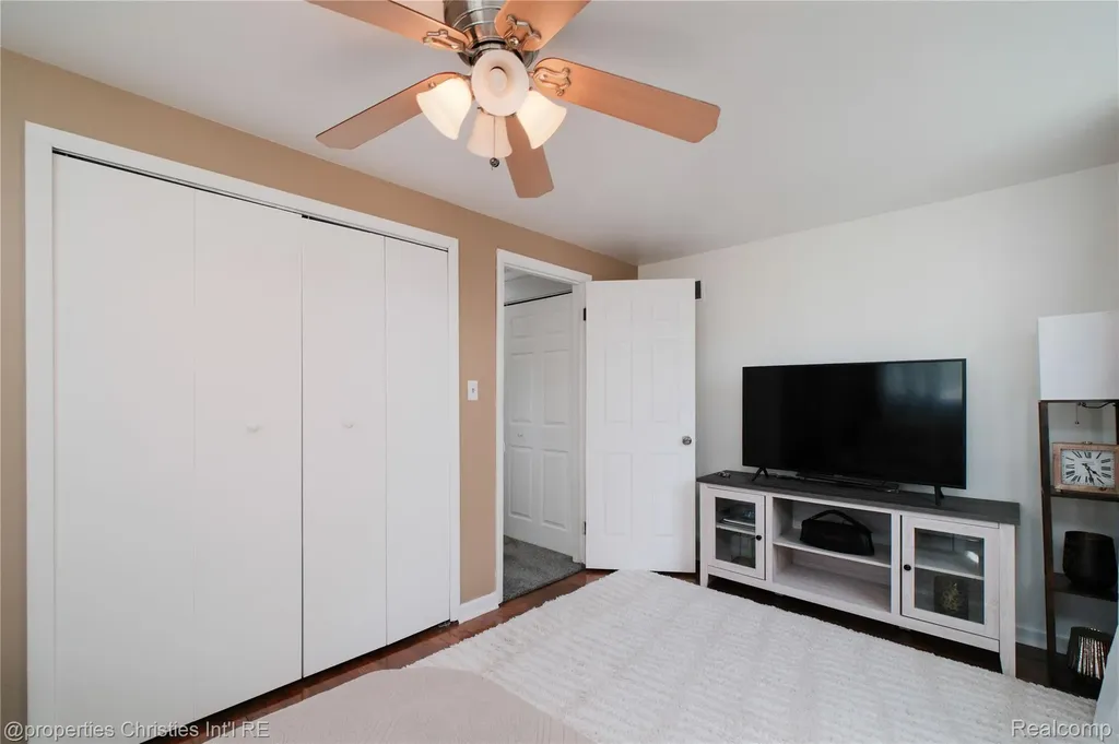 32234 Lancaster Drive Warren City MI 48088
