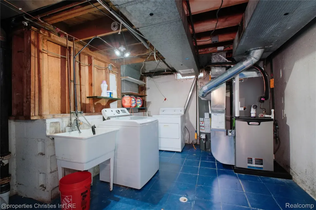 32234 Lancaster Drive Warren City MI 48088