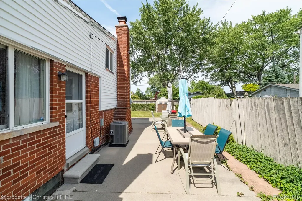 32234 Lancaster Drive Warren City MI 48088