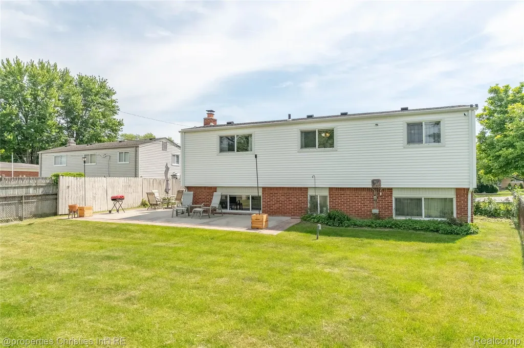 32234 Lancaster Drive Warren City MI 48088