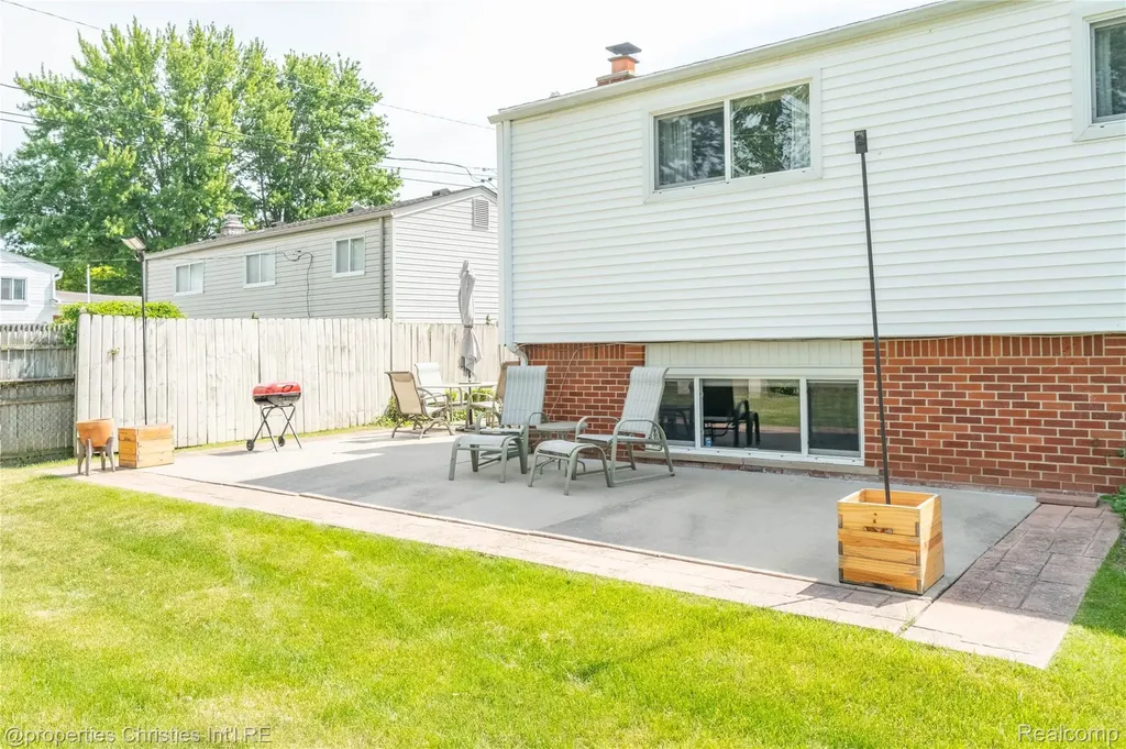 32234 Lancaster Drive Warren City MI 48088