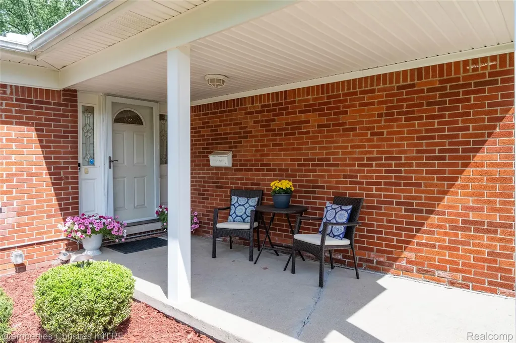 32234 Lancaster Drive Warren City MI 48088