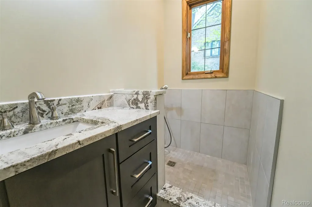21734 Beauford Lane Farmington Hills City MI 48167