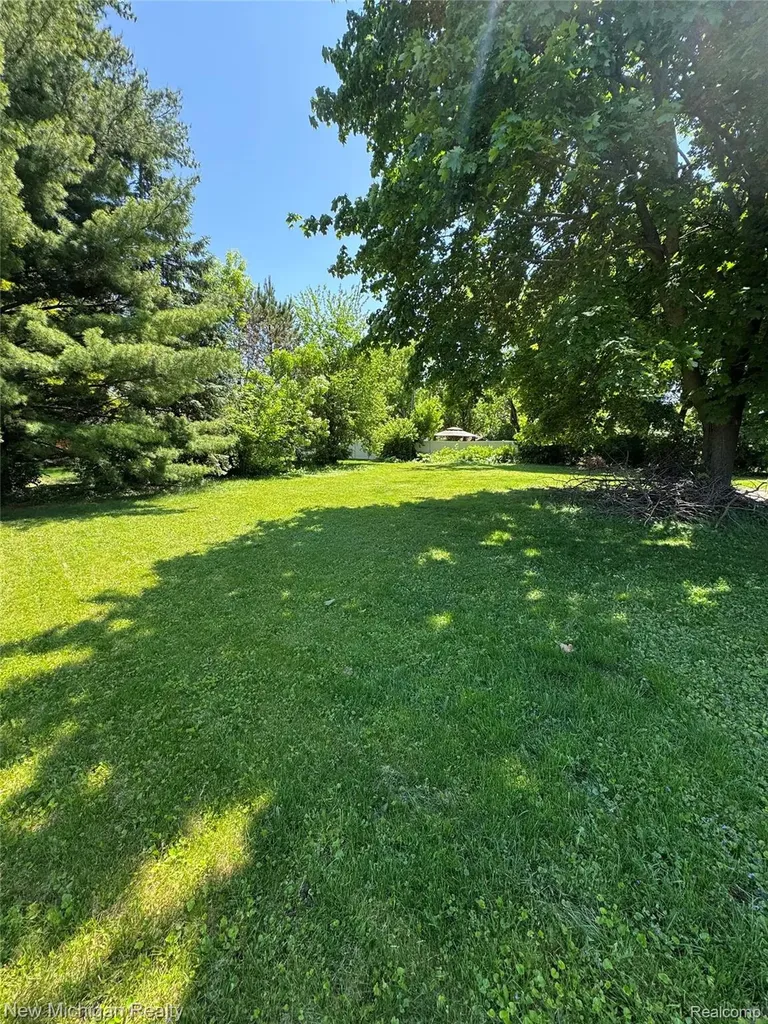 6139 Pebbleshire Circle Grand Blanc Charter Township MI 48439