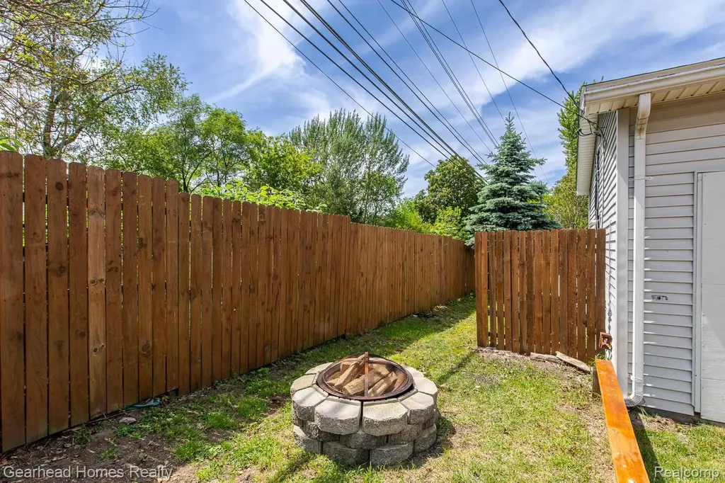 2831 Watkins Lake Road Waterford Charter Township MI 48328
