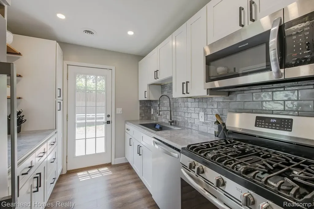 2831 Watkins Lake Road Waterford Charter Township MI 48328