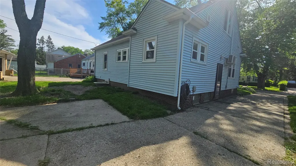 211 Starr Avenue Pontiac City MI 48341