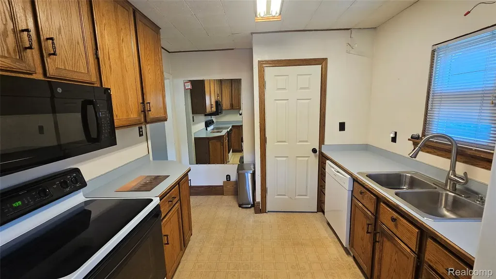 211 Starr Avenue Pontiac City MI 48341