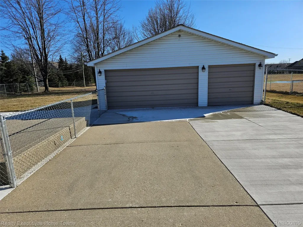 2458 Lindell Road Sterling Heights City MI 48310