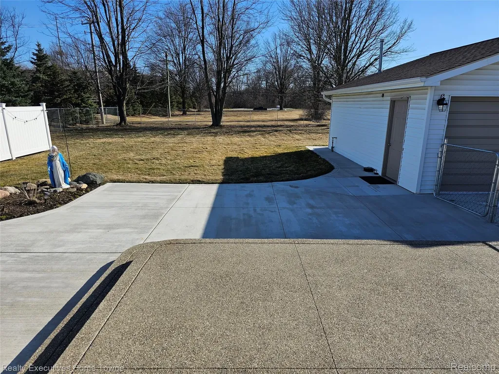 2458 Lindell Road Sterling Heights City MI 48310