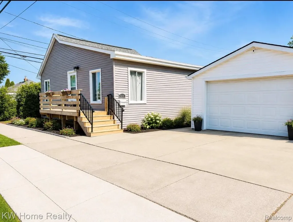 28260 Felician Street Roseville City MI 48066