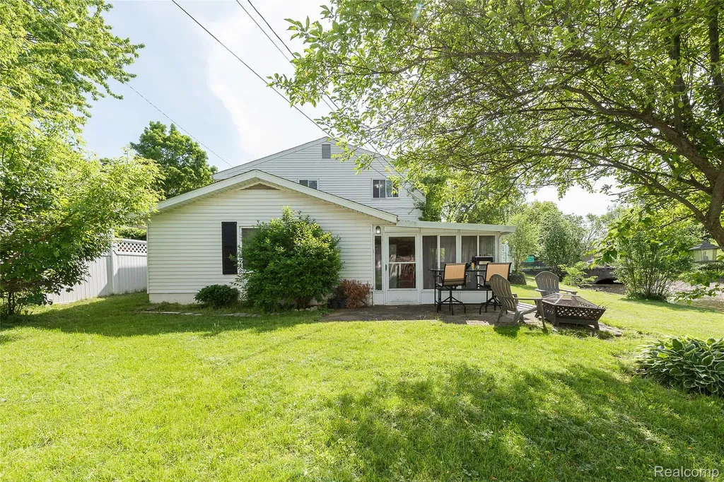 1107 Odessa Drive Holly Village MI 48442