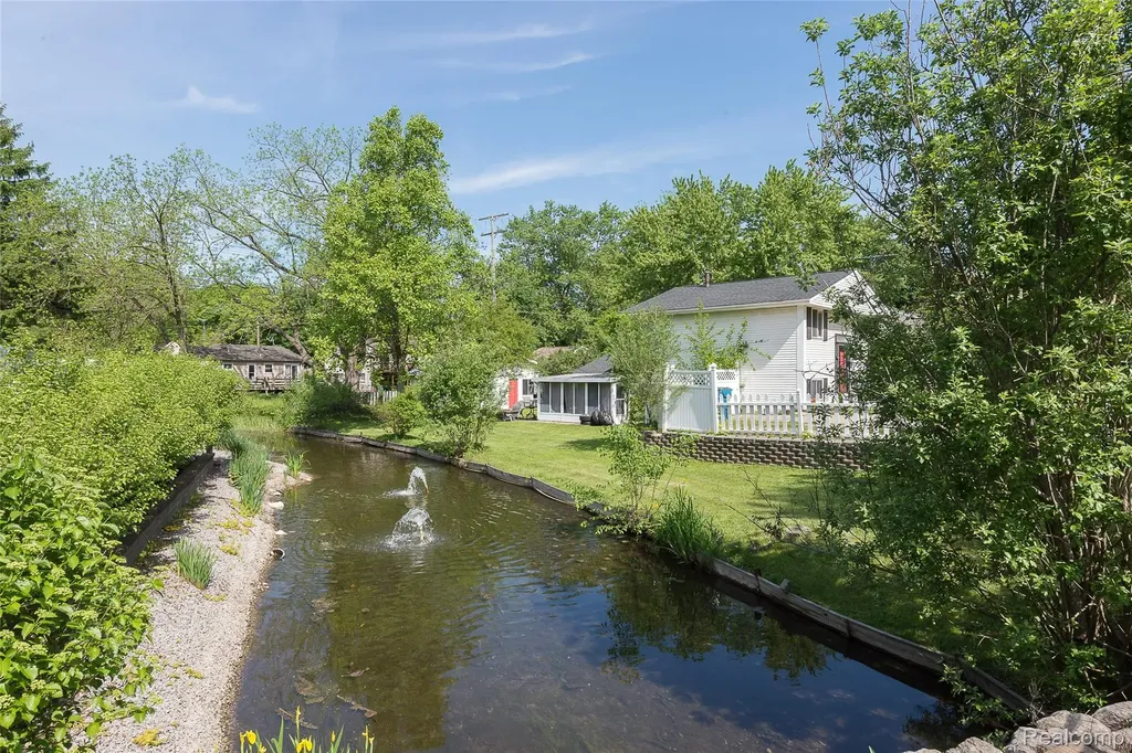 1107 Odessa Drive Holly Village MI 48442