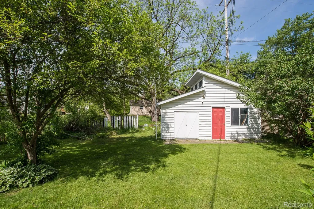 1107 Odessa Drive Holly Village MI 48442