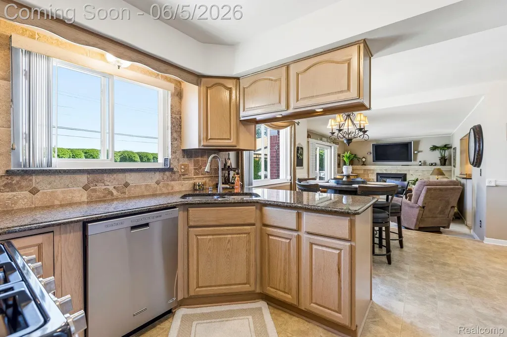 32040 Cambridge Drive Warren City MI 48093