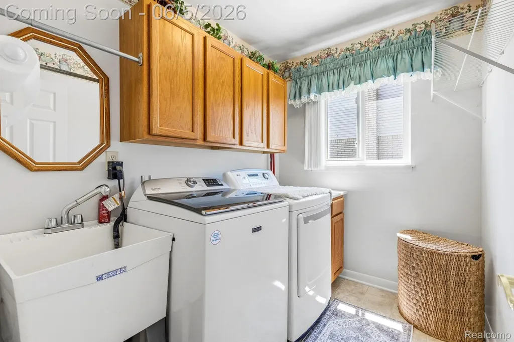 32040 Cambridge Drive Warren City MI 48093